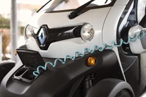 Voiture électrique en charge