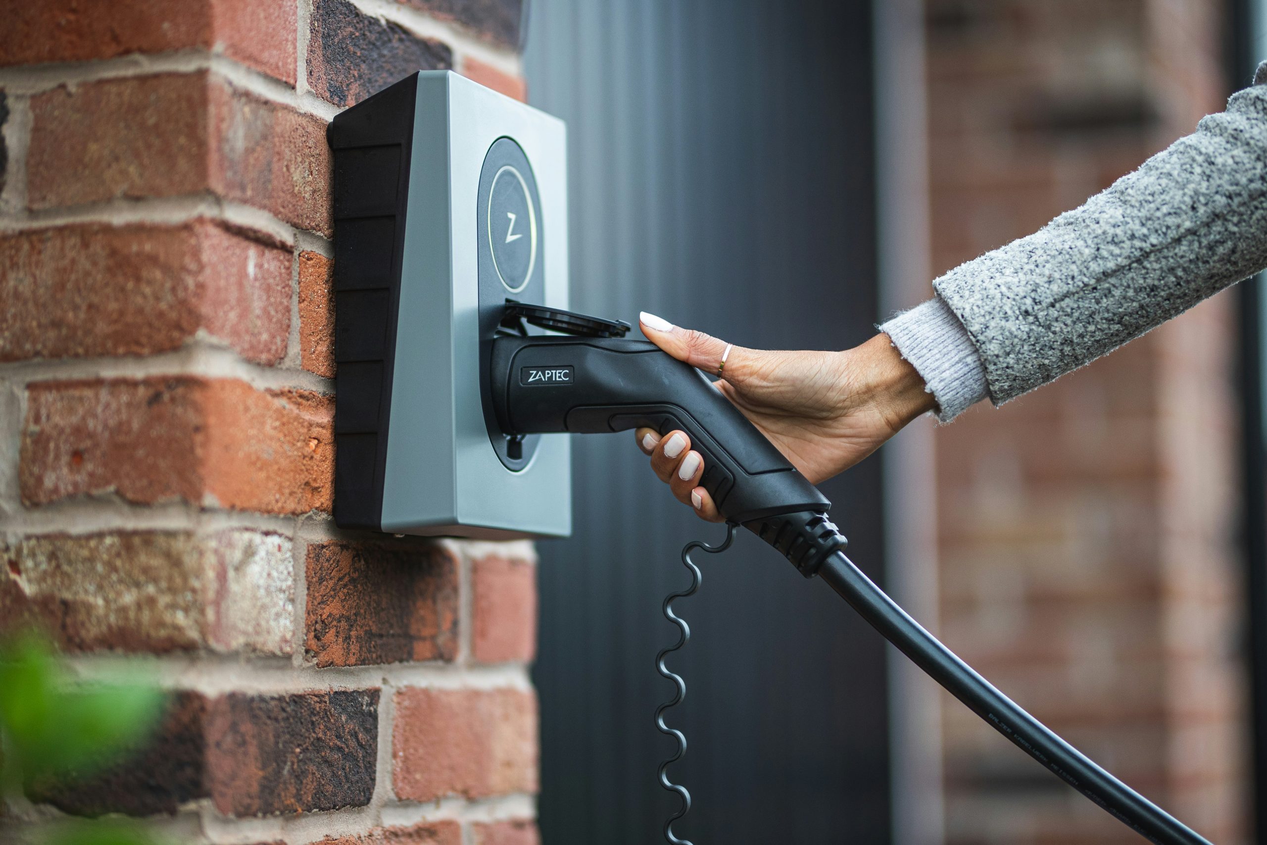 Comment recharger une voiture électrique à domicile : guide complet