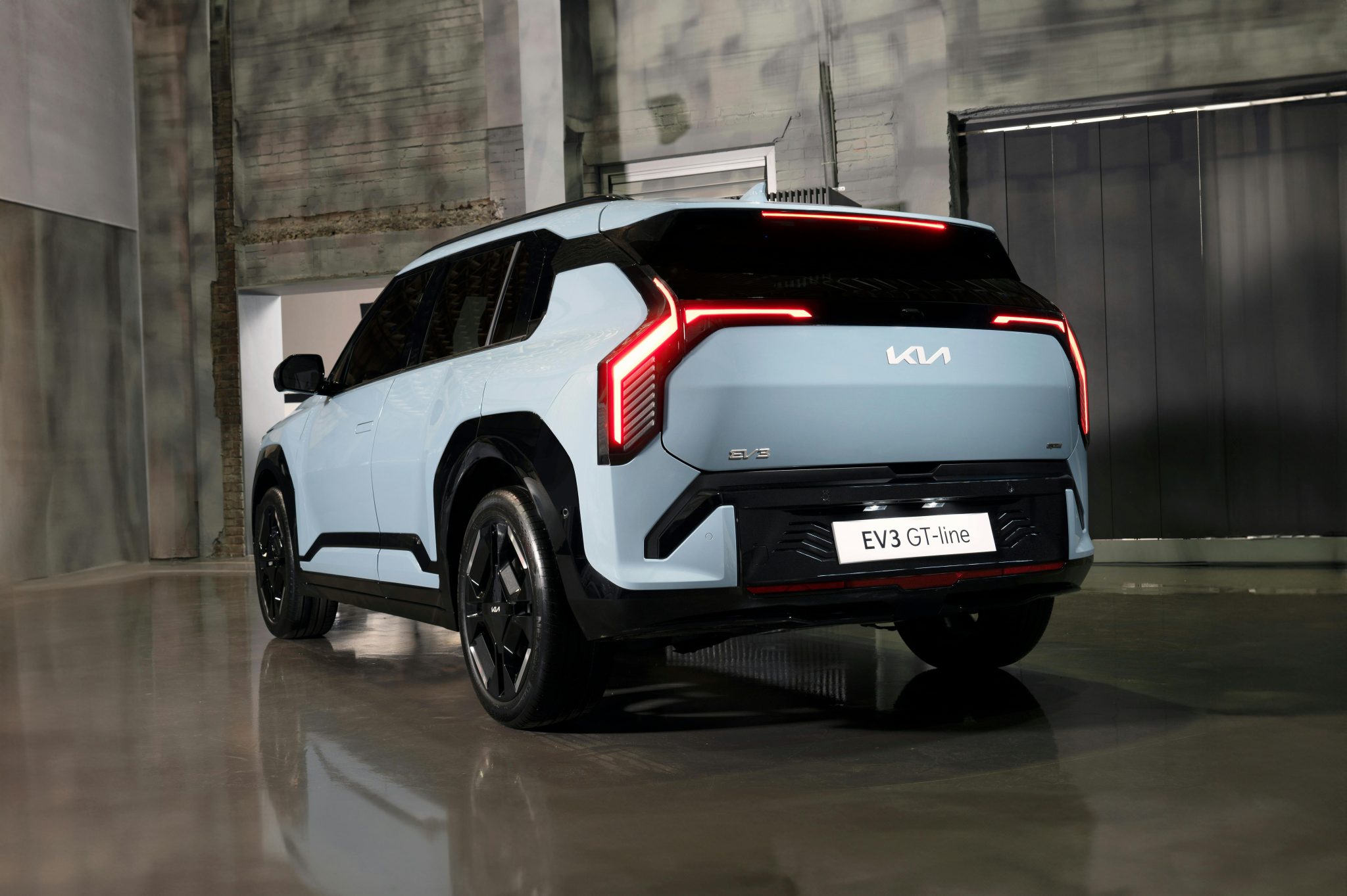 SUV électrique en conduite sur route