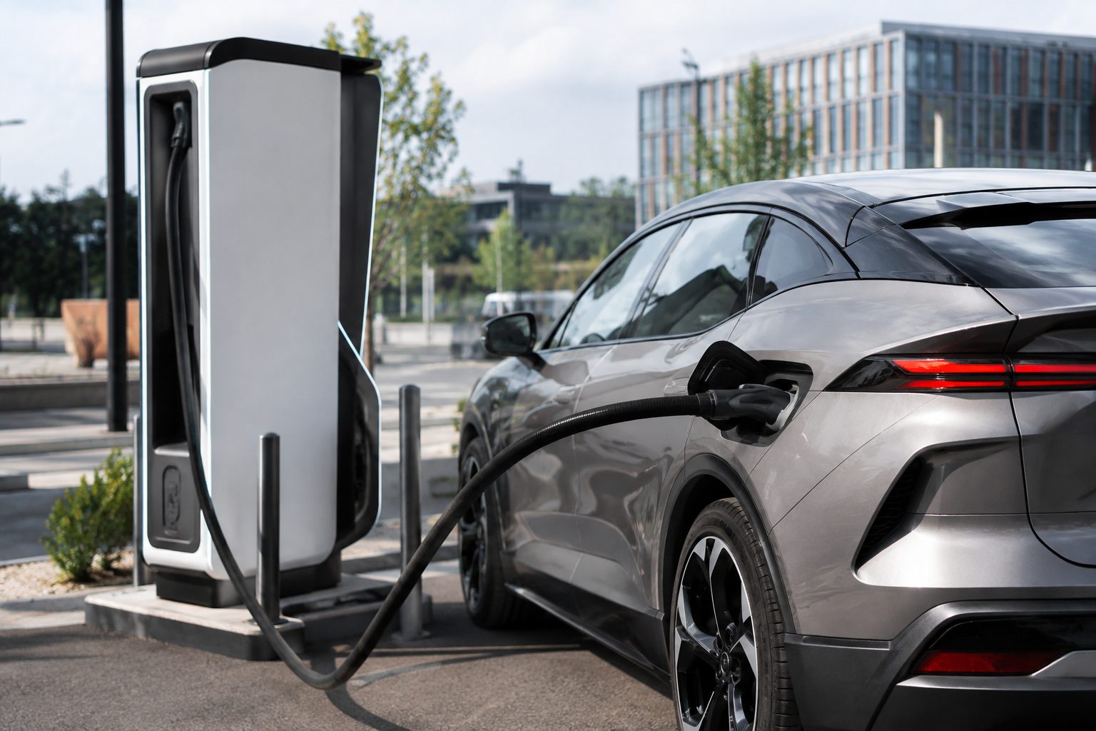 Voiture électrique en charge rapide sur une borne moderne